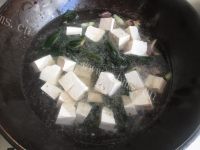 美味的腊味海带炖豆腐做法图解6)