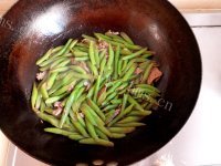 鲜美可口的豆角炒肉做法图解8)