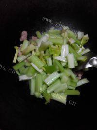 家常菜西芹炒肉做法图解6)