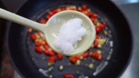 家常菜辣椒炒肉做法图解5)