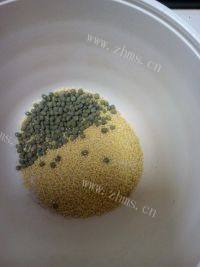 消暑的小米绿豆粥做法图解2)