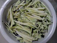 美味的素炒茄子做法图解3)