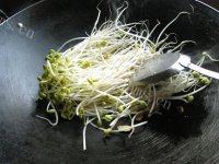 家常菜酸辣黄豆芽做法图解4)