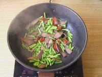 家常菜腊肉炒蒜苔做法图解7)
