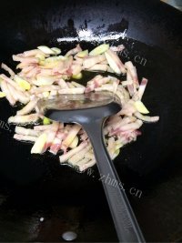 家常菜蘑菇炒肉做法图解3)