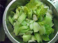家常版的芹菜炒鱿鱼做法图解3)