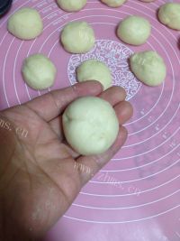 自制小蘑菇面包做法图解7)