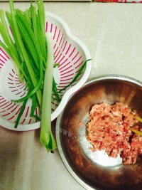 自制猪肉芹菜水饺做法图解4)