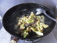 美味的豆豉鲮鱼烧菜花做法图解9)