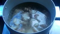 大受欢迎的蹄膀莲藕汤做法图解6)
