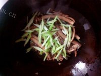 好吃的煸炒茶树菇做法图解3)