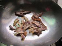 自制腊肉炒荷兰豆做法图解2)