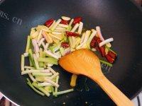 秀色可餐的素炒豆芽做法图解4)