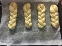 可口的辫子面包做法图解6)