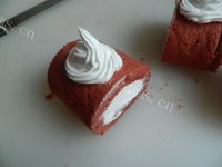 特色美食红丝绒蛋糕卷