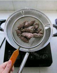 「念念不忘」牛肉炖萝卜做法图解3)
