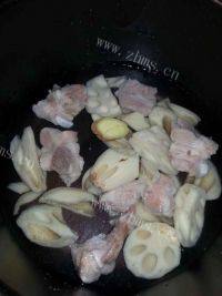 常吃不腻的莲藕排骨汤做法图解2)