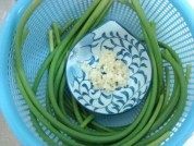 美味的凉拌手撕蒜苔做法图解1)