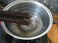 酸豆角拌蕨根粉做法图解3)