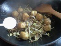 家常素炒豆芽豆泡做法图解7)