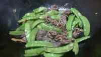 家常菜荷兰豆炒牛肉做法图解5)