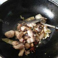 可口的香菇土豆炖鸡的做法图解四