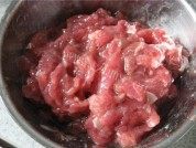 芹菜炒牛柳做法图解1)