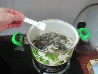 美味的紫菜瘦肉蛋花汤做法图解6)