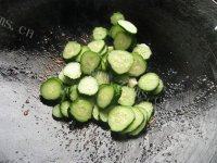 家常菜肉片炒黄瓜做法图解7)