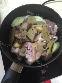 美味的家常卤猪脚做法图解2)