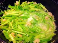 家常菜芹菜炒虾仁做法图解5)