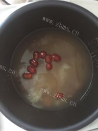 （团团圆圆）桂圆红枣银耳糯米粥做法图解8)