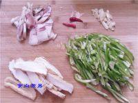 家常菜腊肉炒青椒做法图解2)