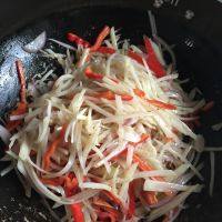 色泽不错的韭菜炒土豆丝做法图解9)