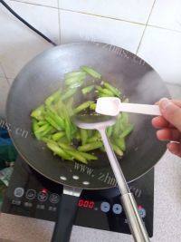 家常素炒芥菜梗做法图解5)