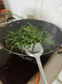 美味的白肉炒通心菜做法图解4)