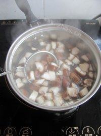 独特咸味腊八粥做法图解7)