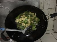 营养丰富的辣椒炒鸡蛋做法图解3)