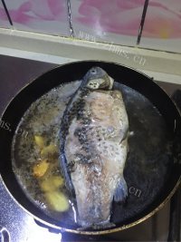 简单版鲫鱼豆腐汤做法图解4)