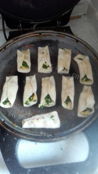 DIY韭菜鸡蛋锅贴做法图解8)