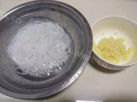 唇齿留香的蒜蓉粉丝蒸扇贝做法图解3)