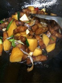 家常菜土豆红烧肉做法图解11)