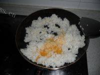 易做的虾仁炒饭做法图解4)