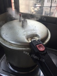 自制花生红枣猪蹄汤做法图解10)