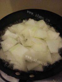 美味的冬瓜肉丸汤做法图解2)