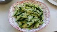 香气浓郁的黄瓜炒肉做法图解1)