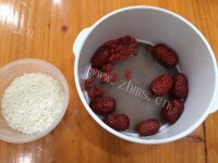 美味的香干烤肠炒饭做法图解2)
