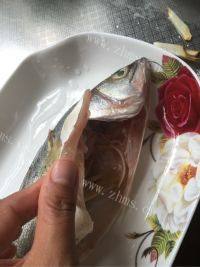 家常菜葱油鲈鱼做法图解2)