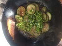 五味俱全的油焖茄子做法图解8)