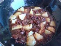 妈妈做的土豆炖牛肉做法图解7)